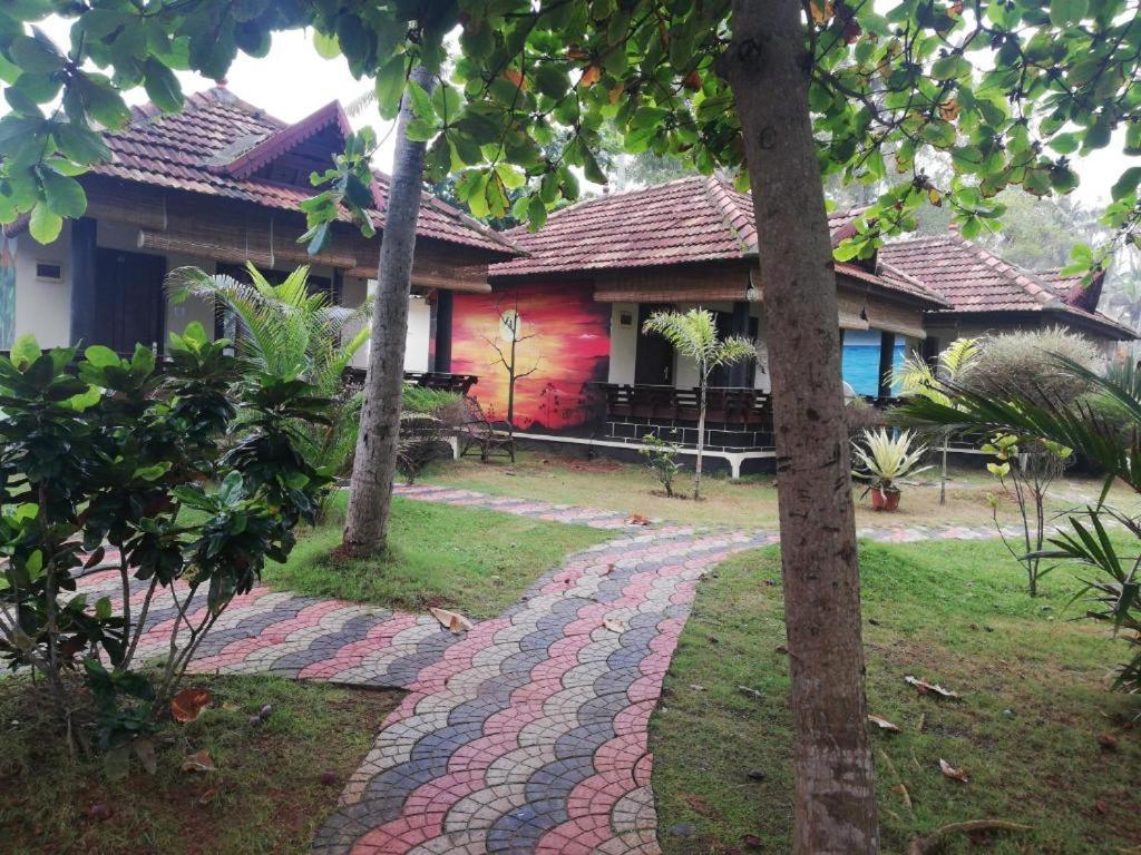 Hotel Maadathil & *