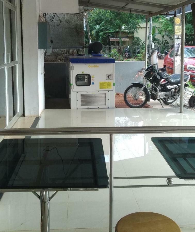 Anandan Tourist Hotel *