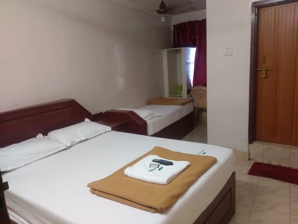 Anandan Tourist Hotel *