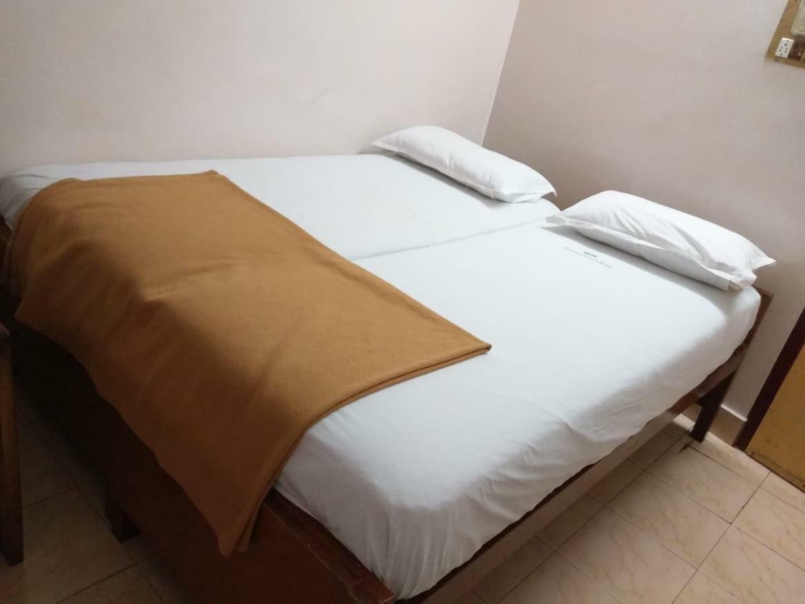 Anandan Tourist Hotel *