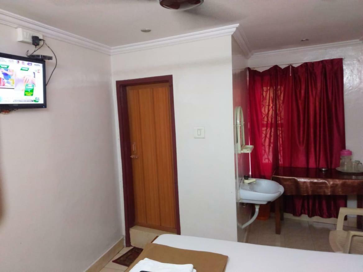 Anandan Tourist Hotel *
