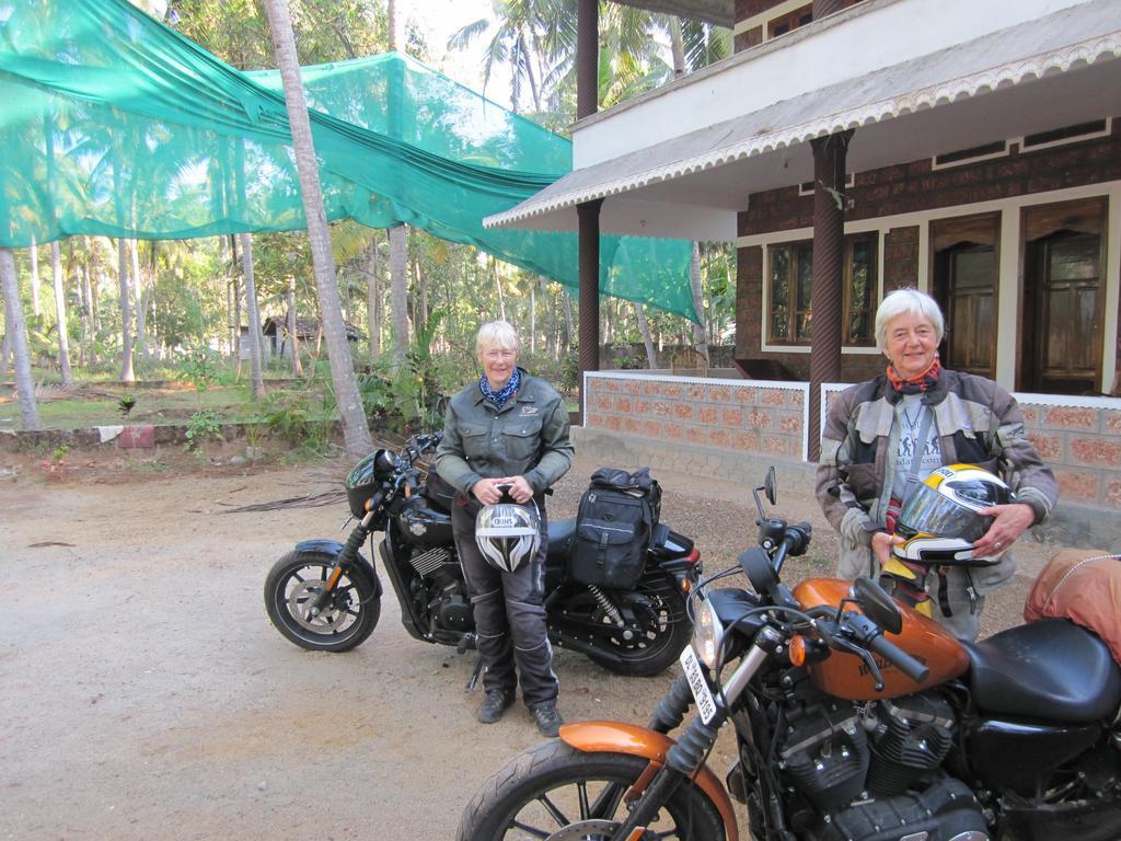 Homestay M R Beach & *
