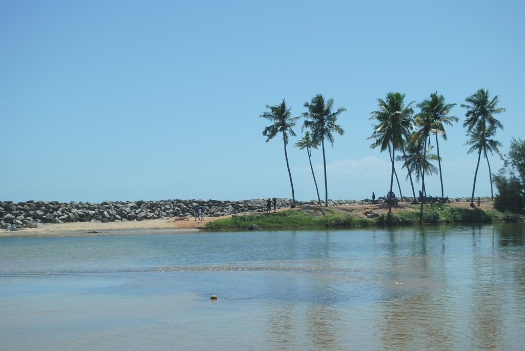 Homestay M R Beach & *