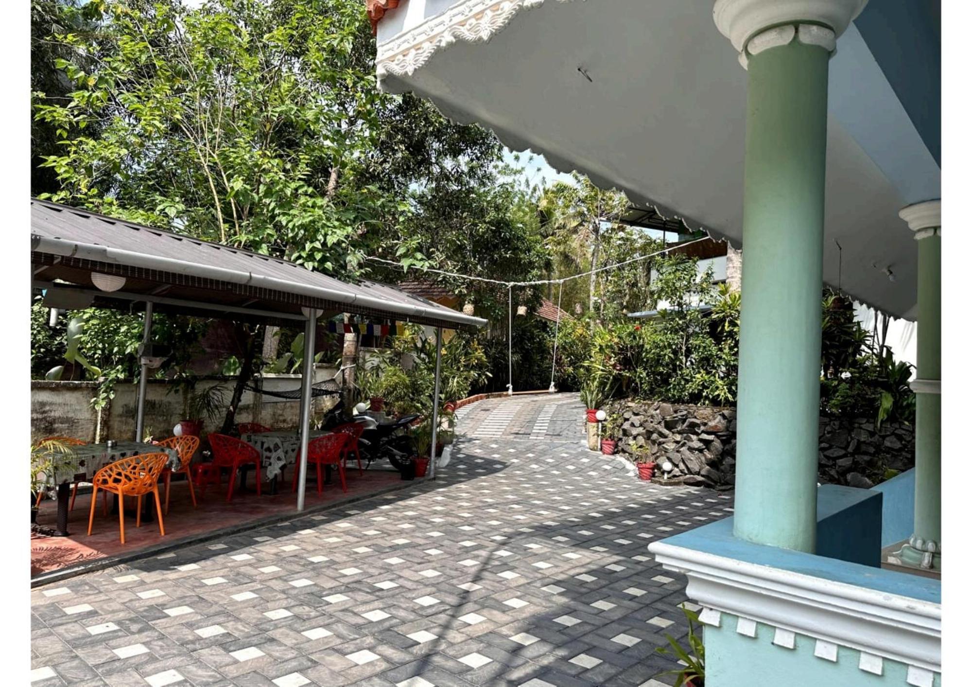S Homestay *
