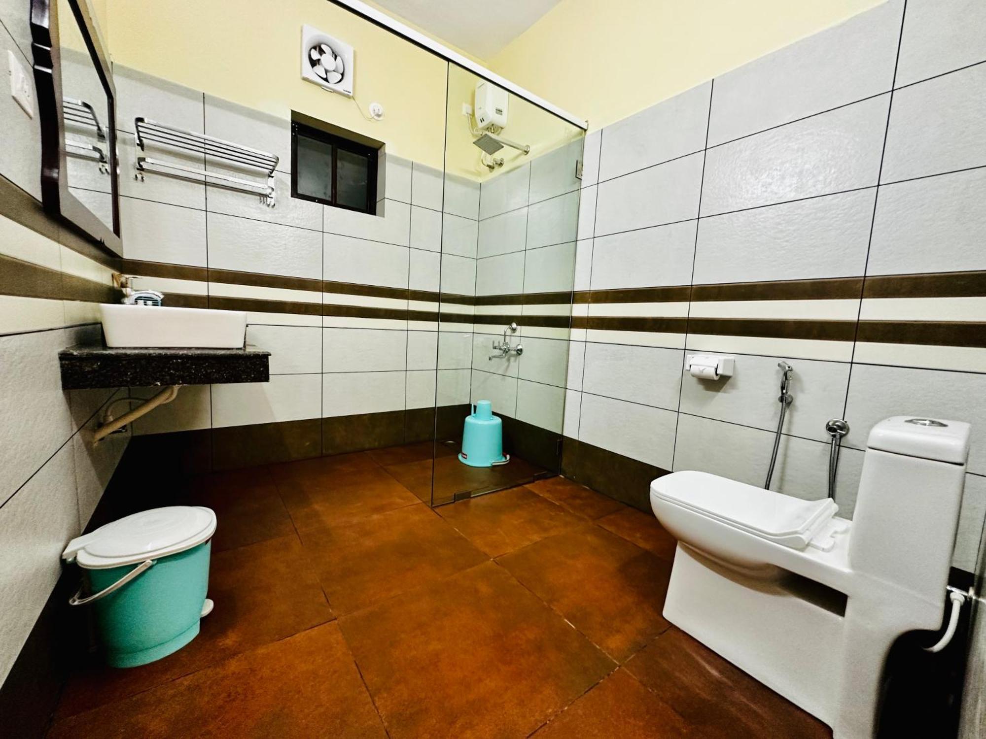 Hotel Maadathil *
