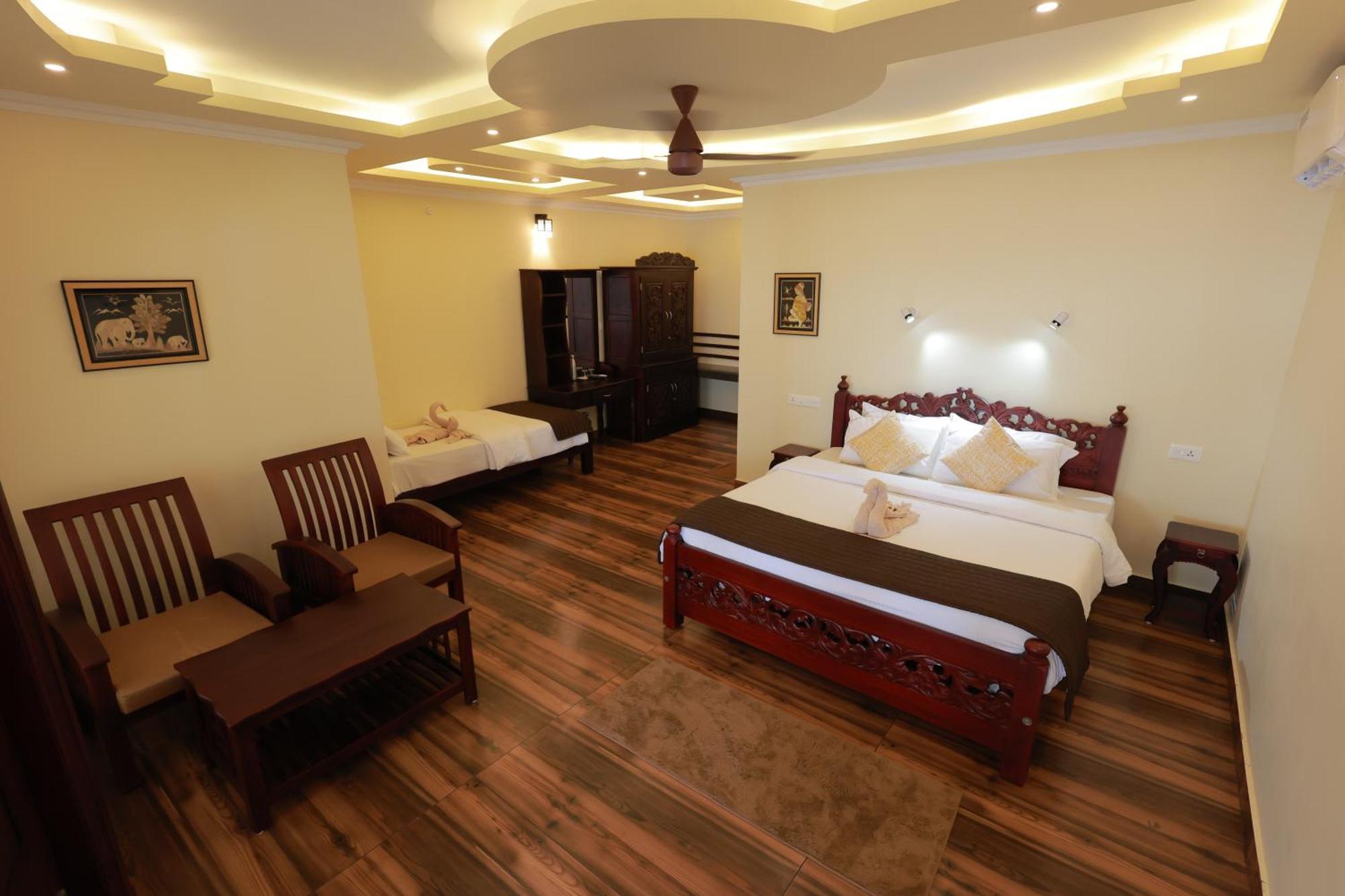 Hotel Maadathil