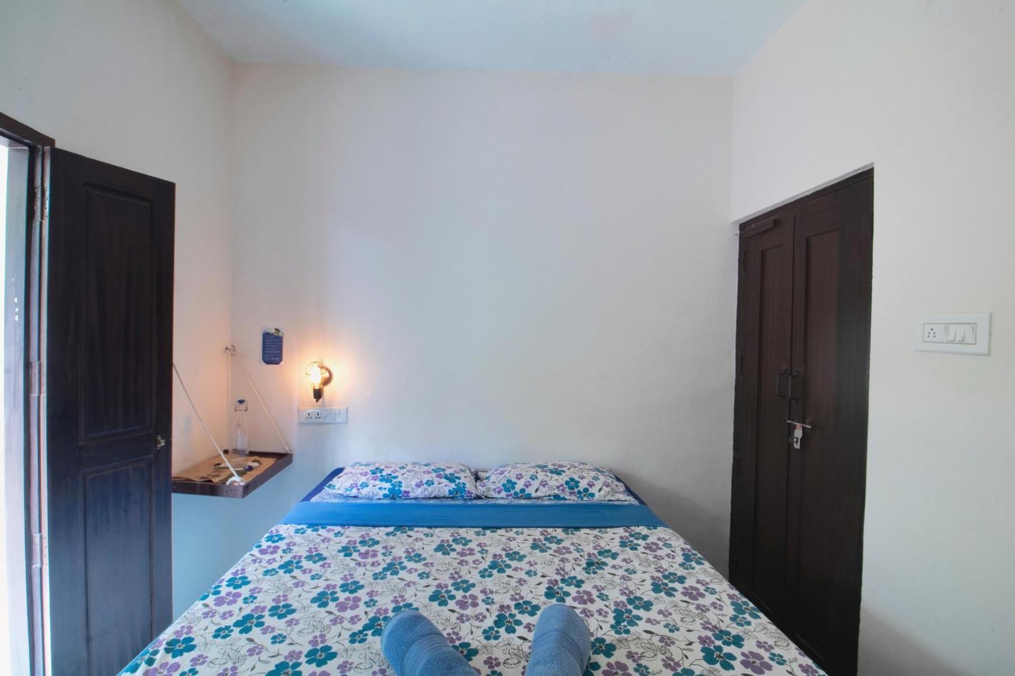 Calaila Hostel *