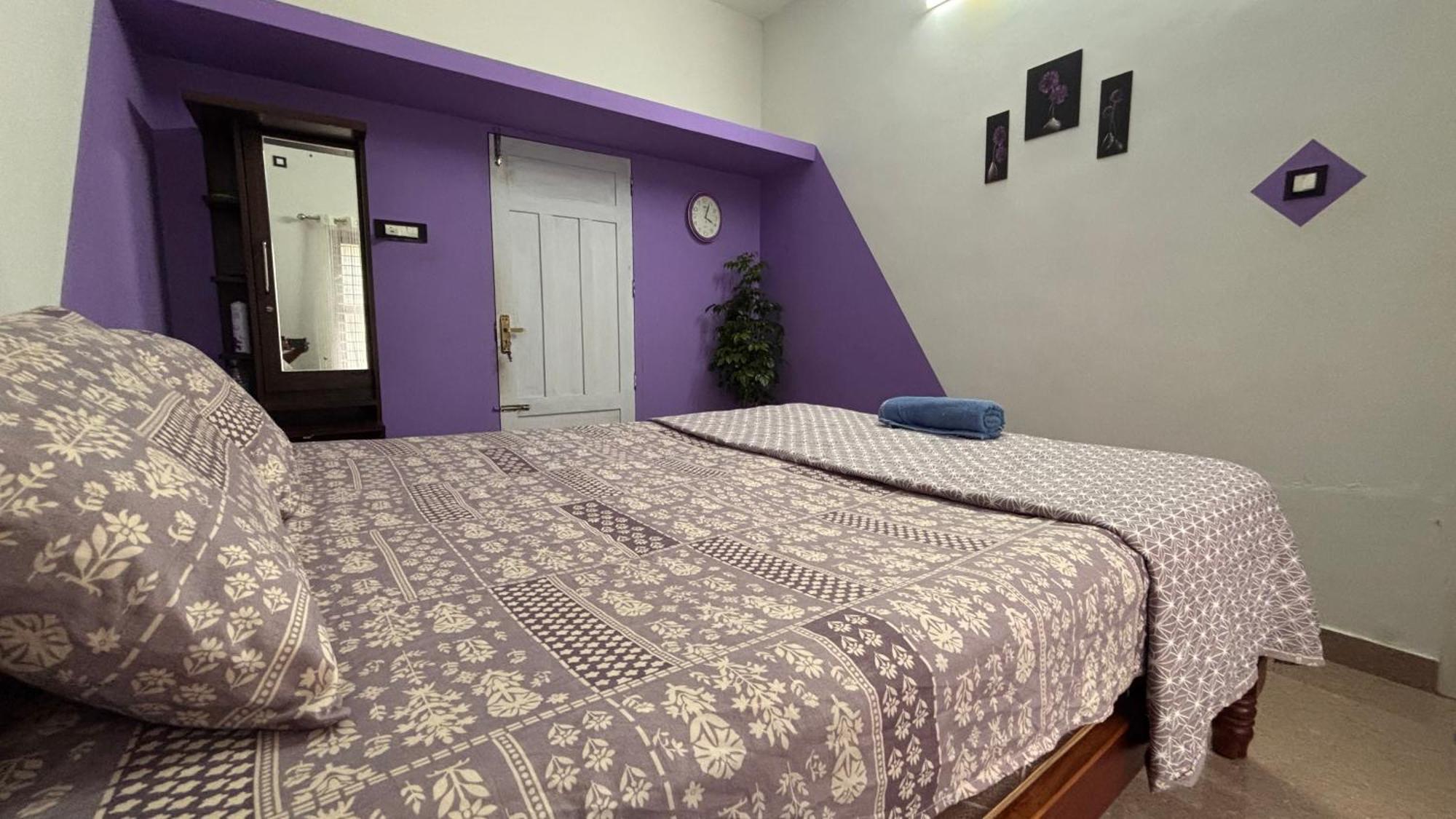 Hide Out Guest house *