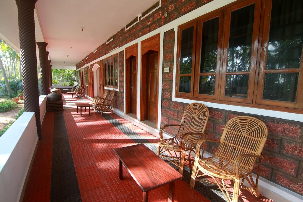 Homestay M R Beach & *