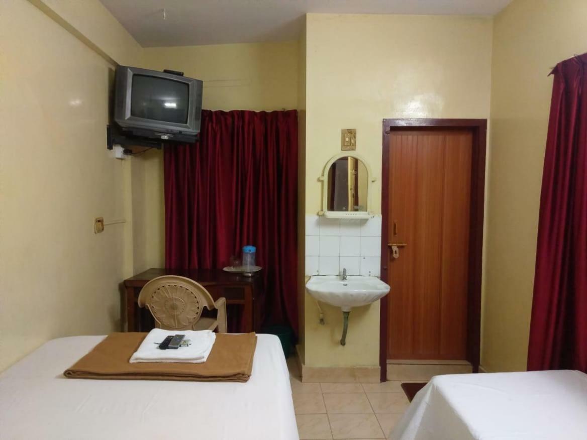 Anandan Tourist Hotel *