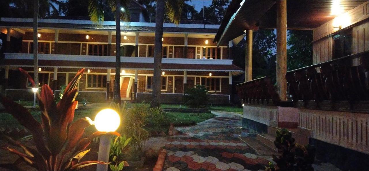 Homestay M R Beach & *