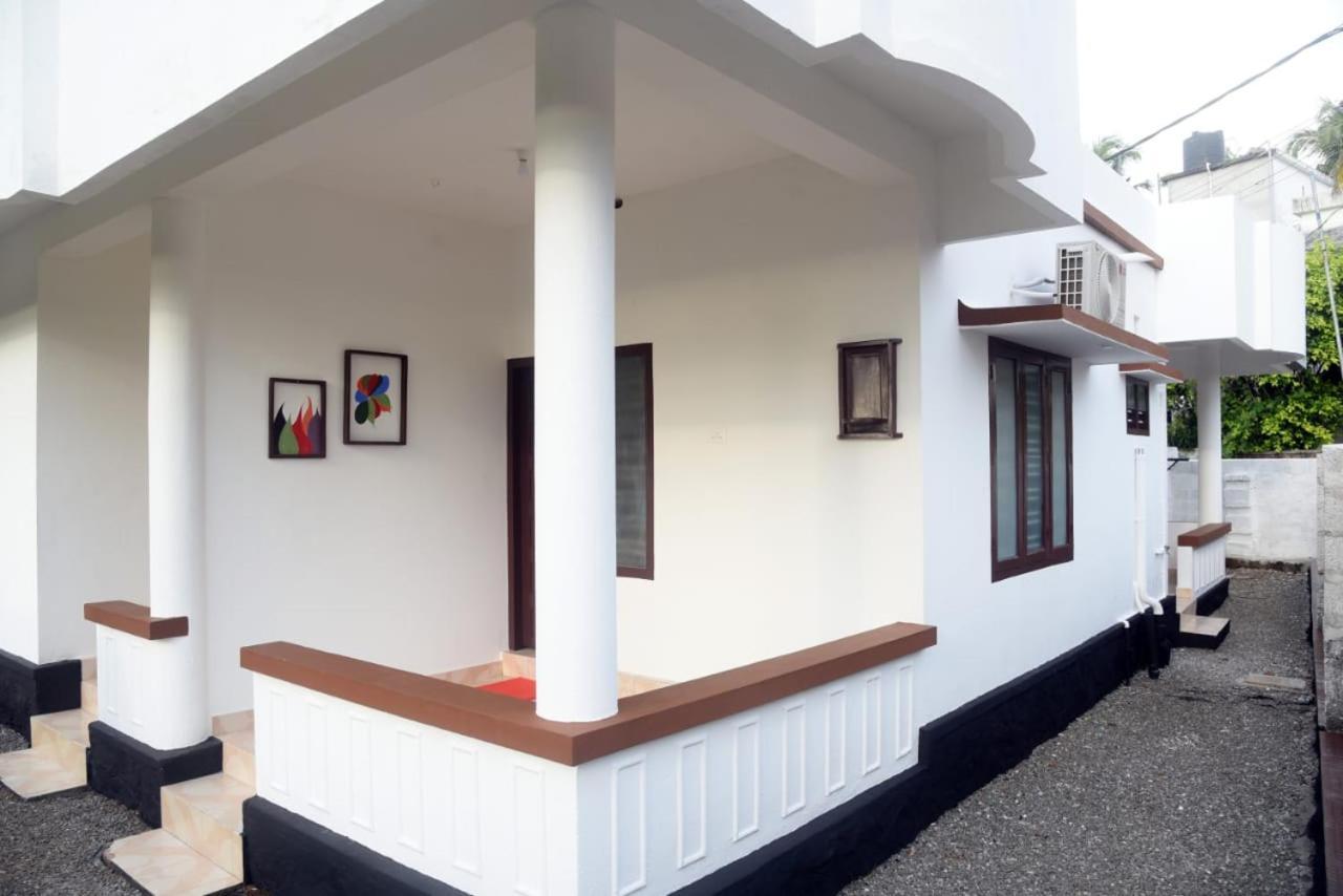 Crystal Palace Odayam Homestay *