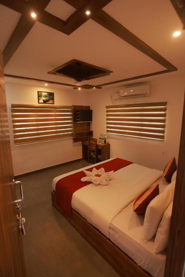 Resort Malavikas Black *