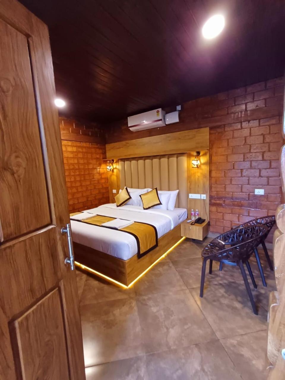 Economy hotel East West *